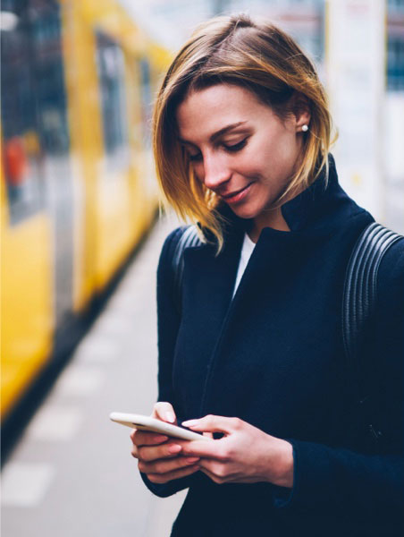 Vrouw die telefoon gebruikt