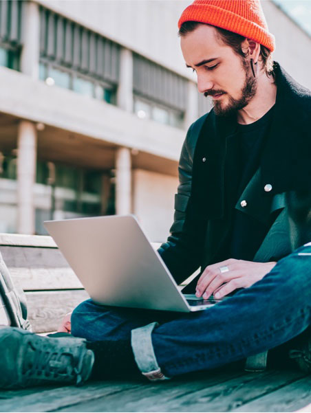Muž používající notebook